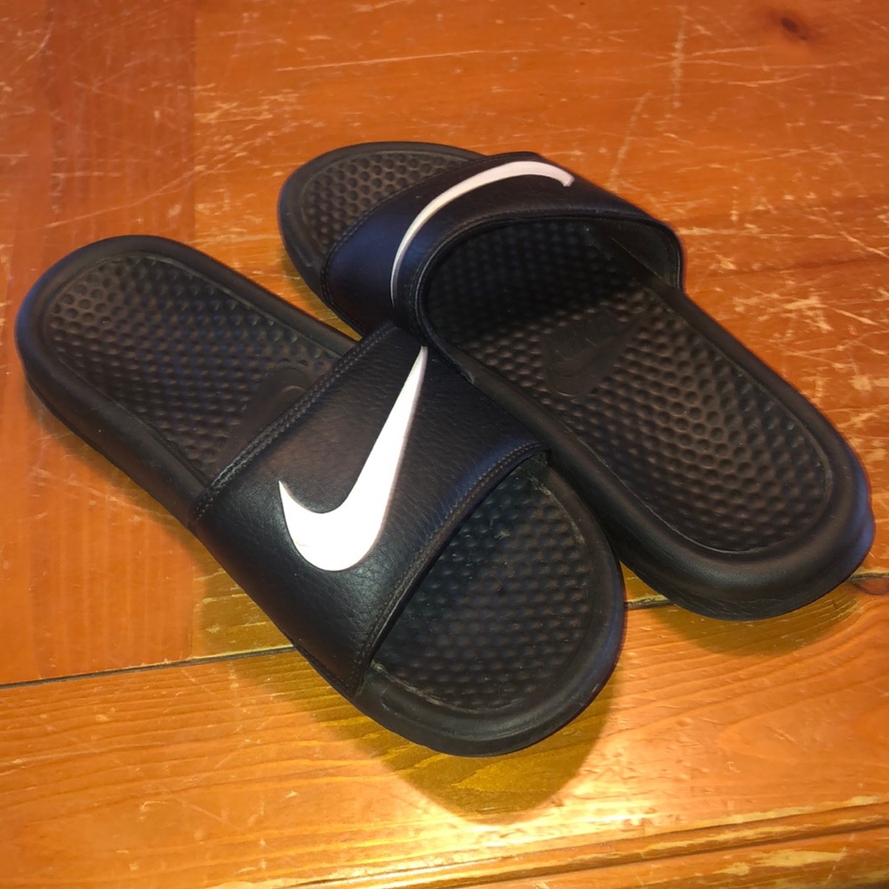 NIKE SLIDES